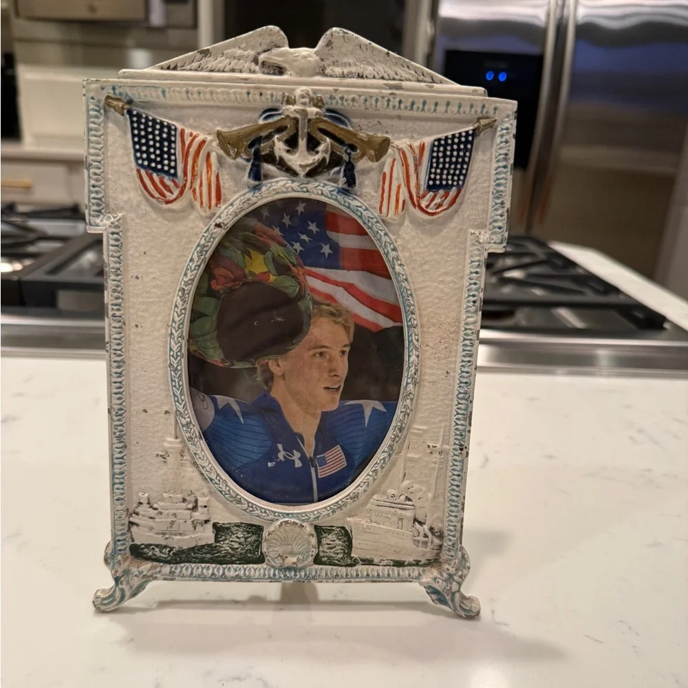 WWI U.S. NAVY PATRIOTIC CAST IRON MILITARY PICTURE FRAME EAGLES/SHIPS #883. VTG